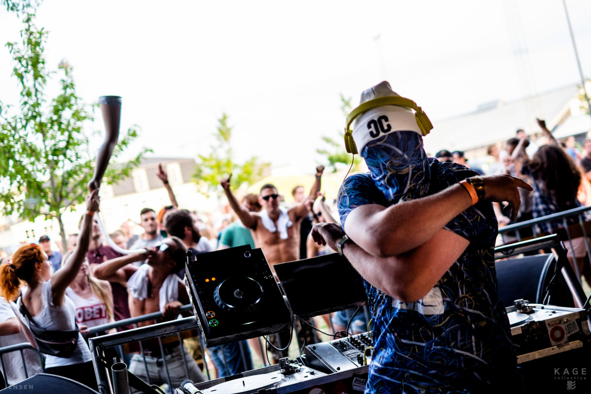 Beer is served in the background while DJ E.D.D.E.H. drops bass-bombs on the crowd, in Aalborg.