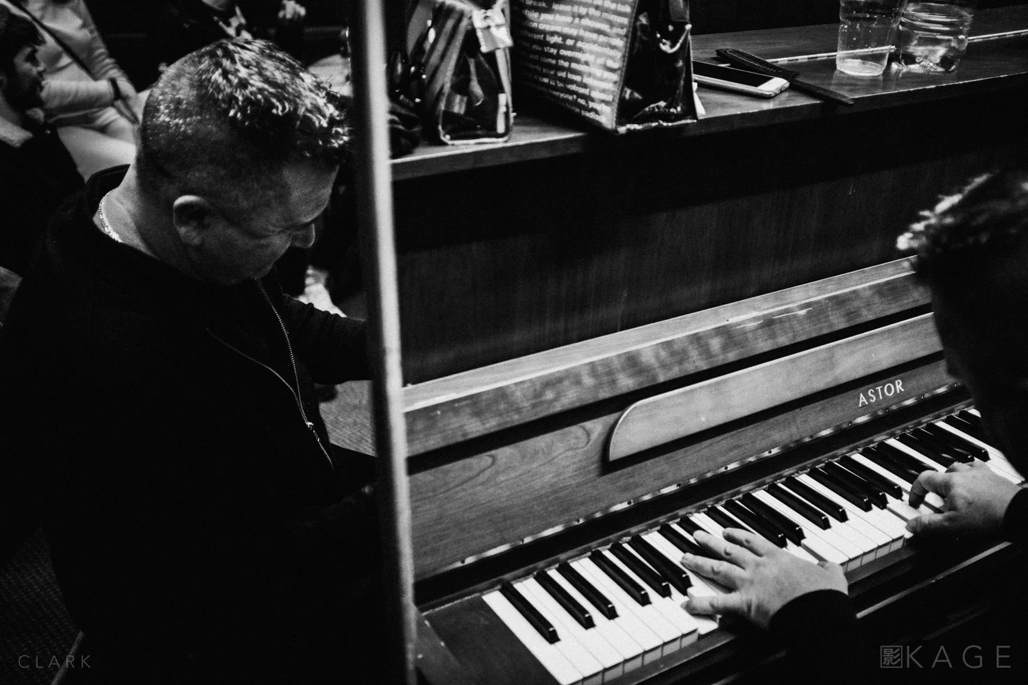 Dressing Room Piano Derek Clark | X100F - 23mm - ISO2000 - f/2 - 1/125 sec