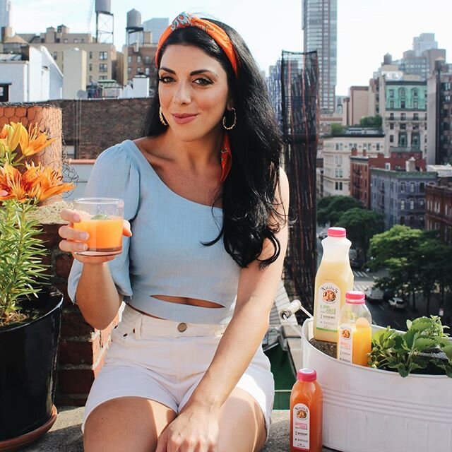 🚨 Giveaway Alert! Want to make amazing summertime cocktails, smoothies , and sweet and savory dishes using the freshest , all natural juices ? Well you can using my favorite juices @nataliesoj ! Enter to win a box of Natalies juices by doing the fol