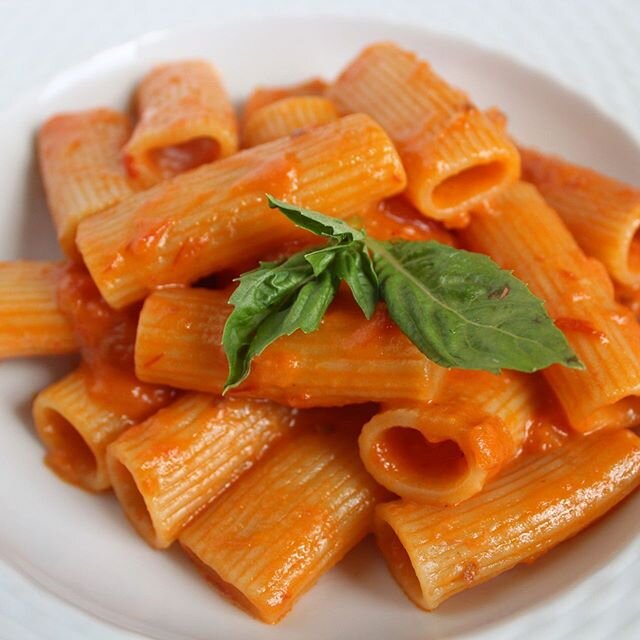 Can&rsquo;t I just eat Spicy Rigatoni Vodka every day? 😩🤤❤️ my #carbonenyc dupe is seriously GOOD and pretty darn easy! Recipe on gotroomformore.com

#pasta #spicyrigatonivodka #vodkasauce #italianfood #rigatoni #tomatosauce #dinner #yum #foodie #f