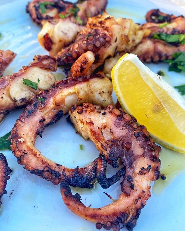 Raise your tentacles if you&rsquo;re still dreaming out this Octopus 🐙 !? 🤣 My octopus is braised first then grilled for maximum flavor and fork tender texture! Recipe video in my highlights!

#octopus #grilledoctopus #grilling #summer #summercooki