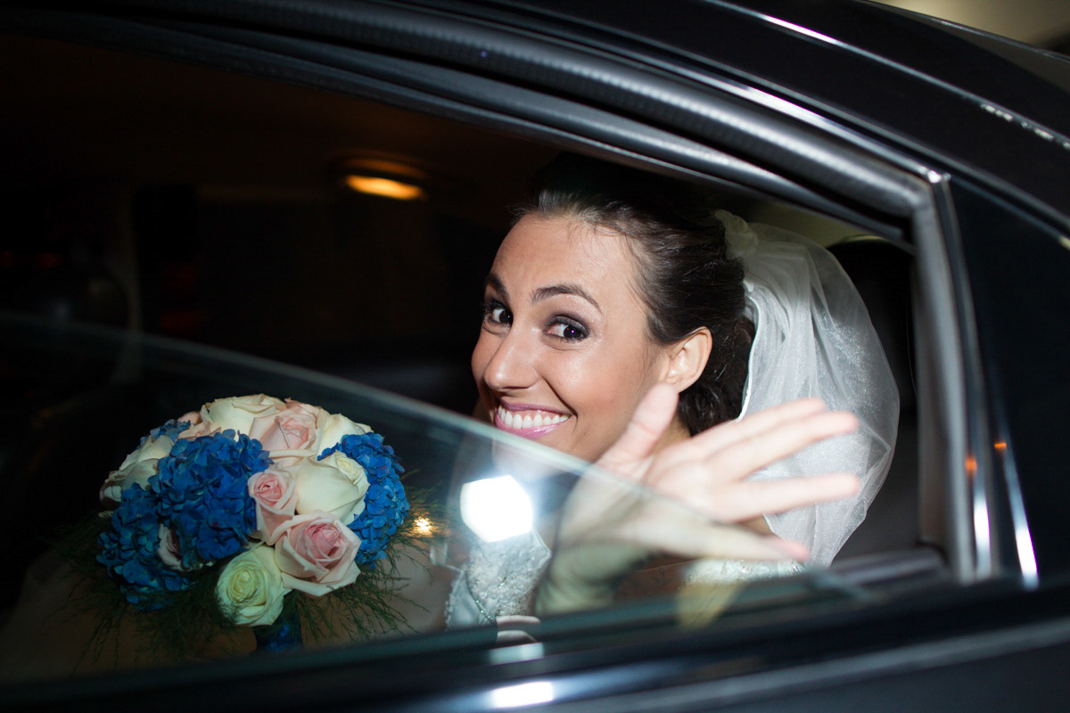 Noiva esperando no carro