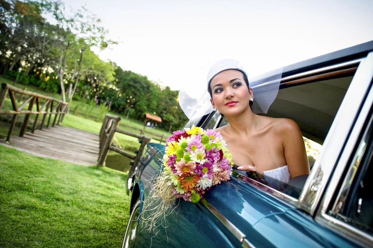 Noiva com buquê na limousine