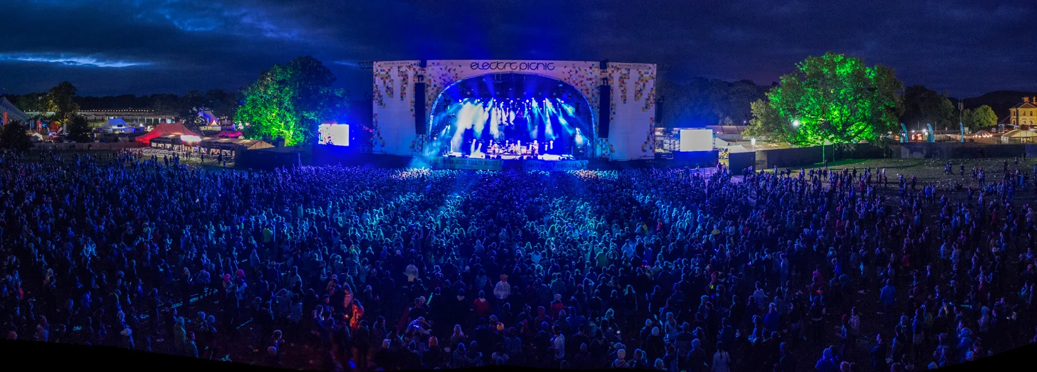 Extreme panoramic of the main stage. 