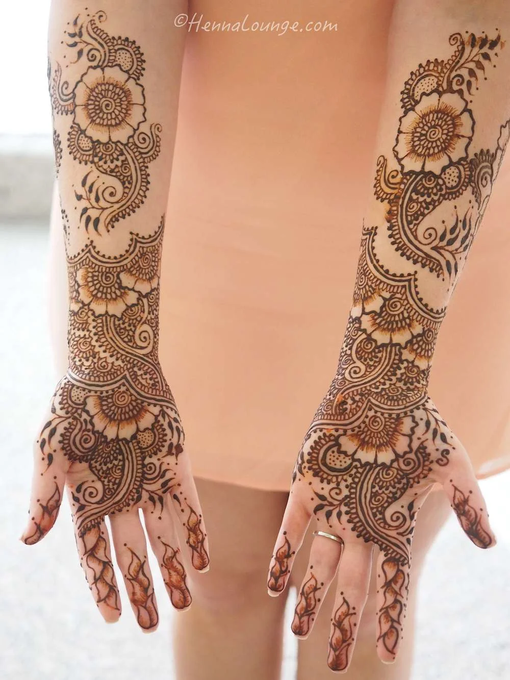 The bride's palms, light and airy, with a tropical touch.