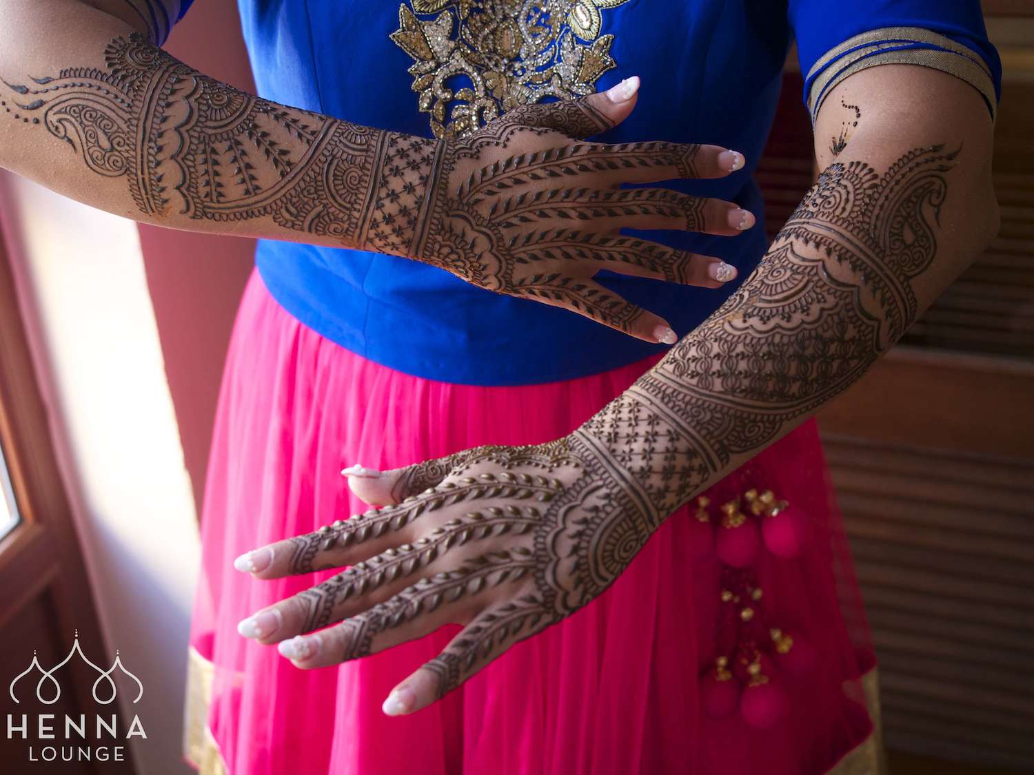 Old-school mehndi style with vines on the fingers