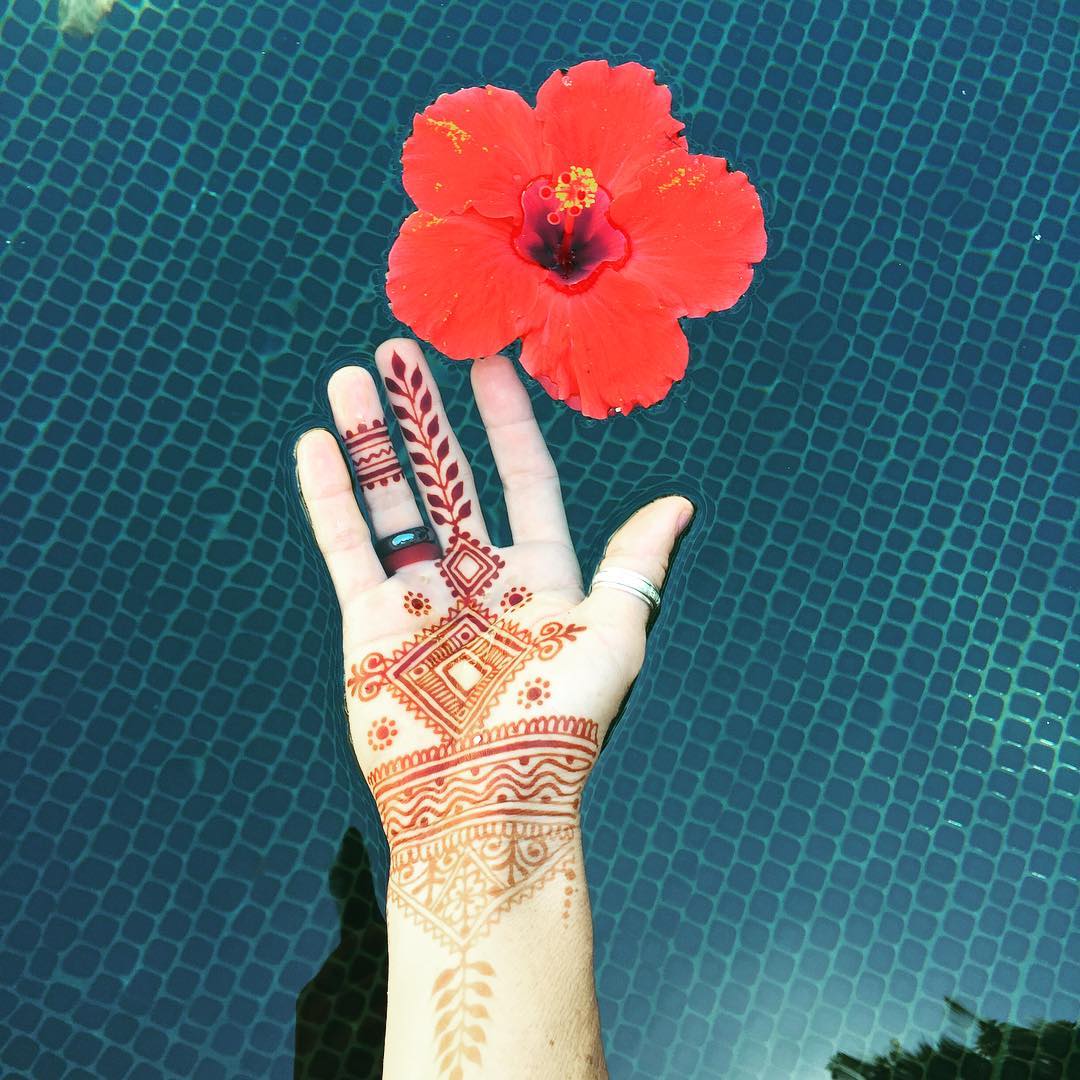 This was the henna I did for Tiffany and her awesome photo of it. Sorry I don't have a pic of her booth, but trust me, it's awesome.