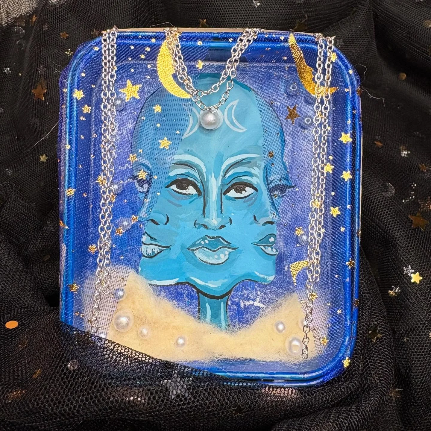 Hecate 🌛🌝🌜 #noradrawz #triplegoddess #hecate #littlediorama #upcycled #gouache #felt