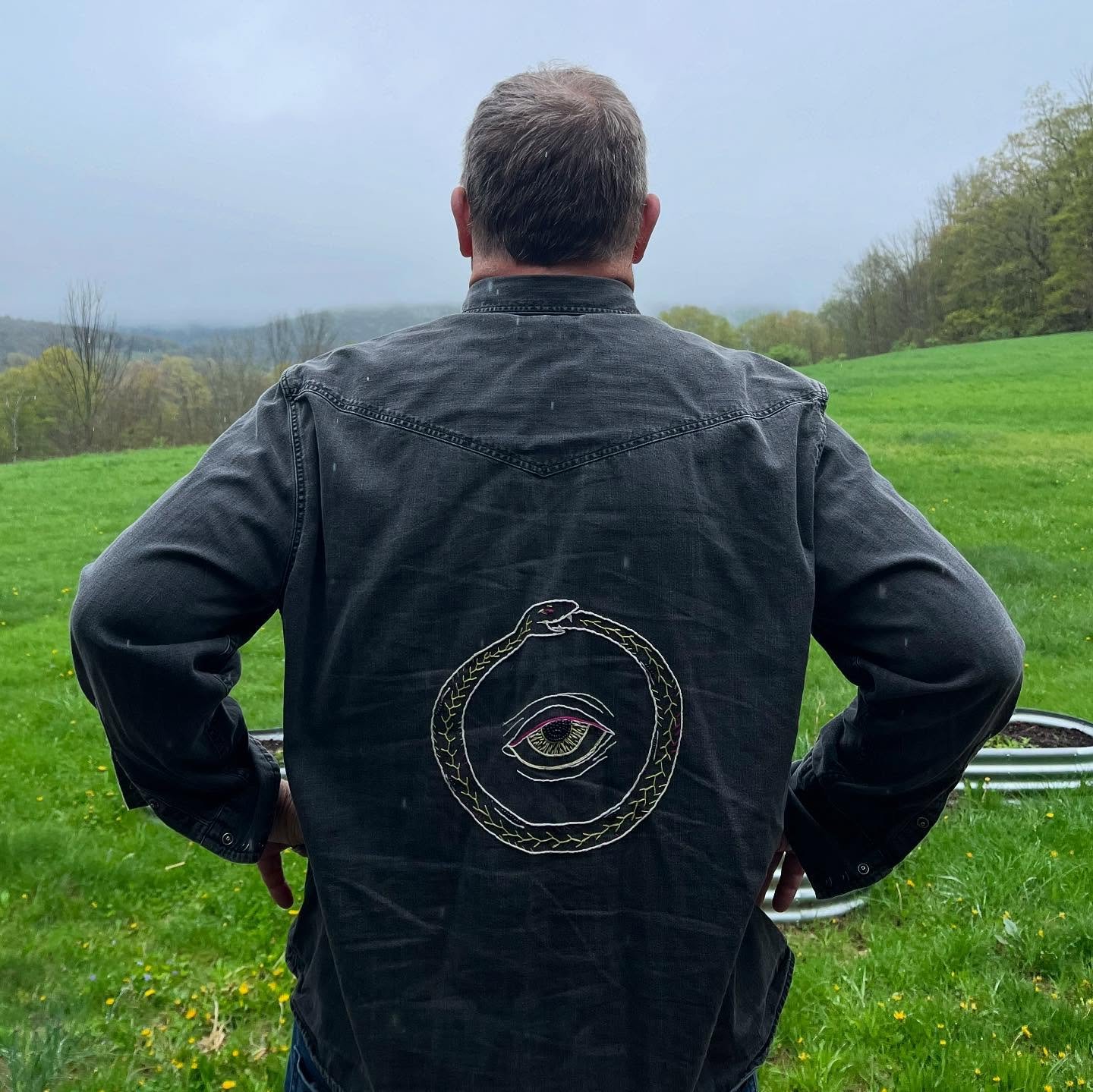 All knowing ouroboros for my dad ✨ 👁️ 🐍 @jsmartski #embroidery #ouroboros #allknowingeye #ihaveareallygreatdad #noradrawz