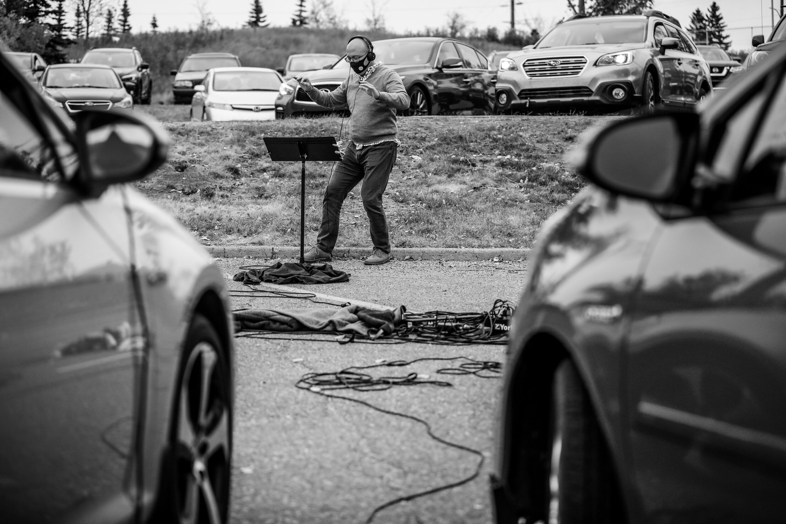  Tim Shantz, artistic director and founder of Luminous Voices, performs with the choir during the LV Car Choir in the parking lot of Max Bell Arena in Calgary, Alberta,on October 4, 2020. 