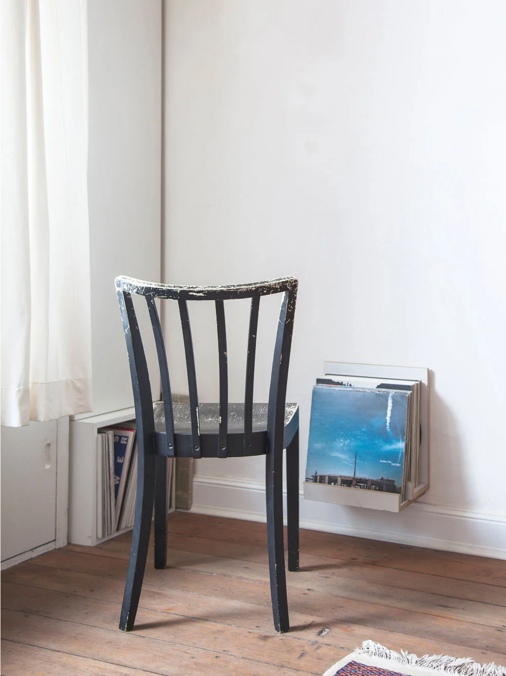 Stuhl in der Ecke mit Schallplatten