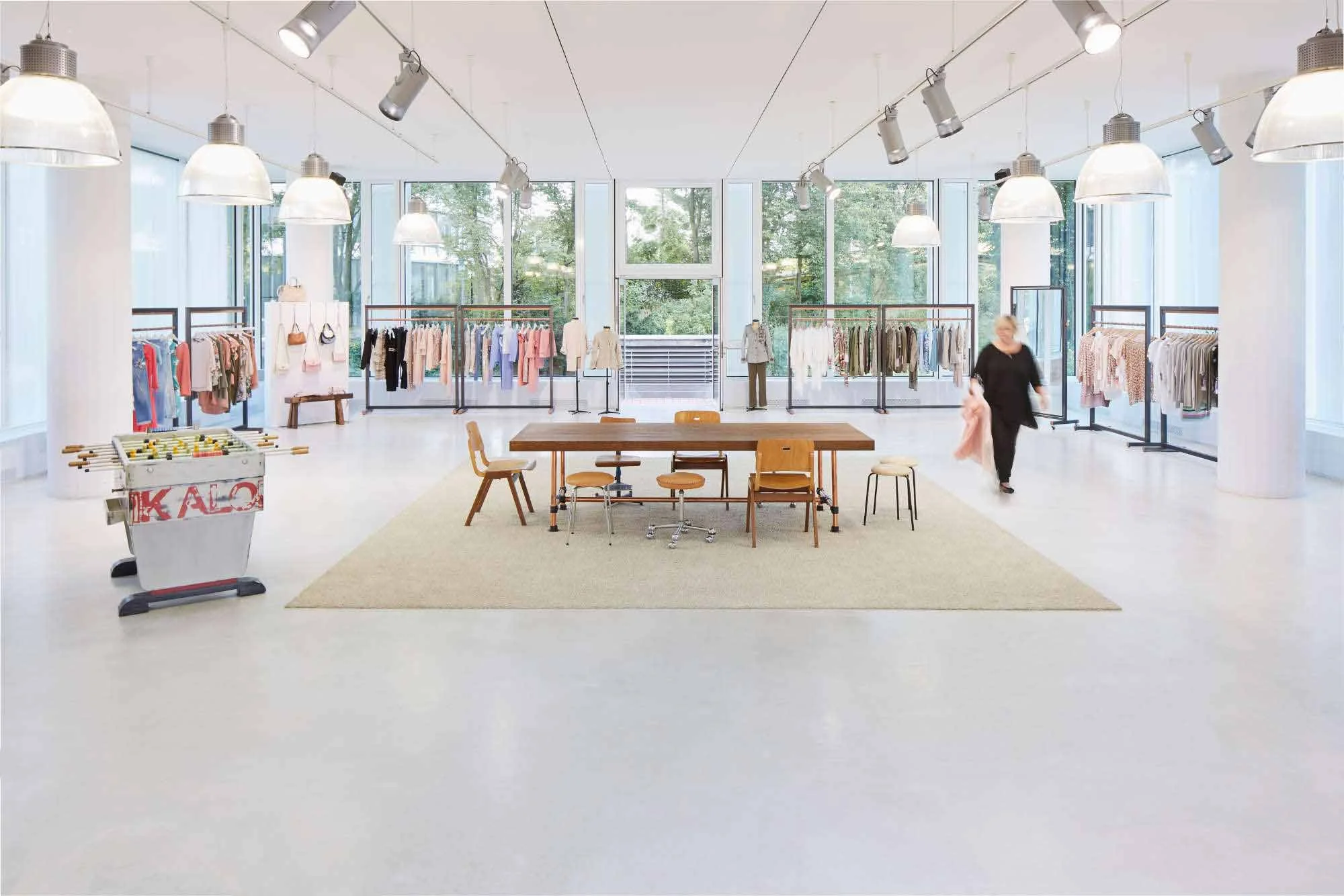 Architekturbild im Showroom von Berning Showrooms in Düsseldorf mit Tisch in der Mitte