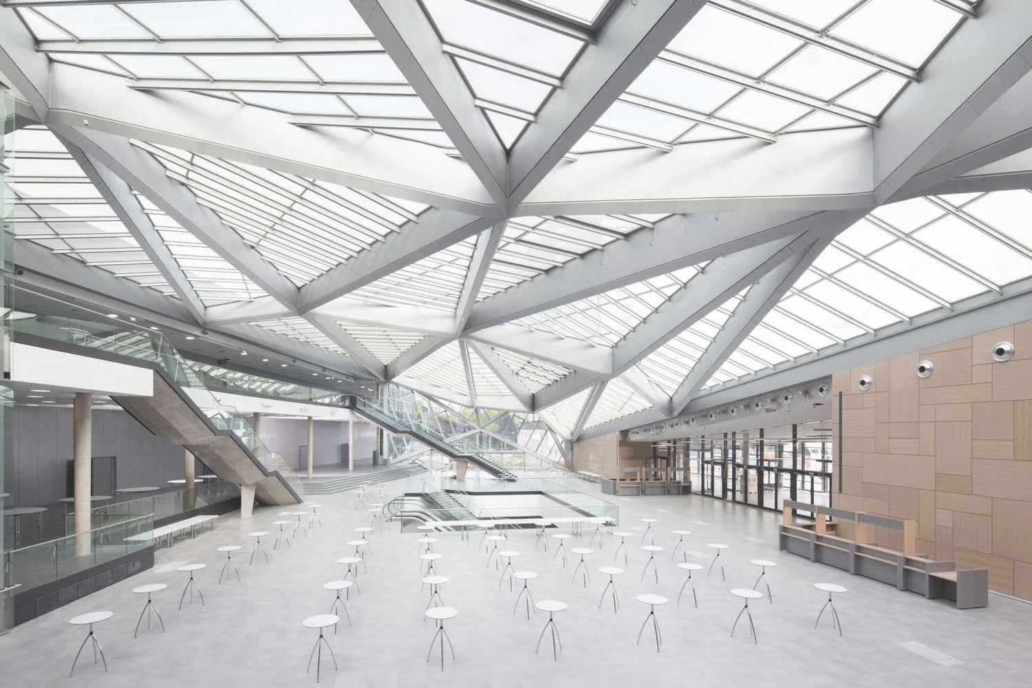 Architekturfoto des Foyer im World Conference Center in Bonn, Innenaufnahme