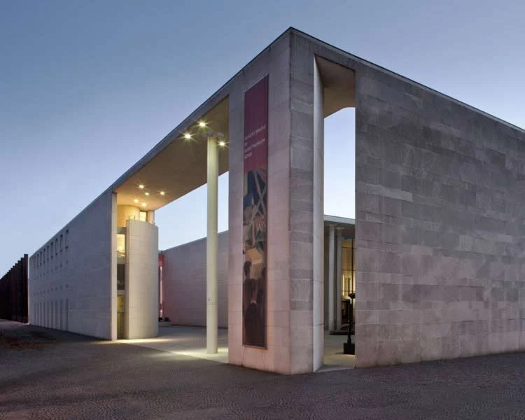 Architekturfoto des Kunstmuseums in Bonn, Außenaufnahme am Abend