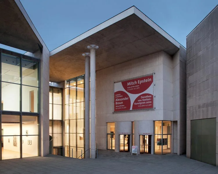 Architekturfoto des Kunstmuseums in Bonn, Außenaufnahme, Abends