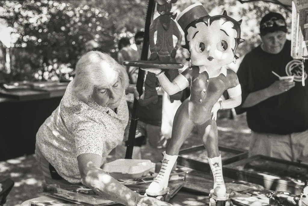 Camera: Canon IVSB2 Lens: Canon 50mm f/1.8 LTM "Type I" Film: Ilford HP5+
