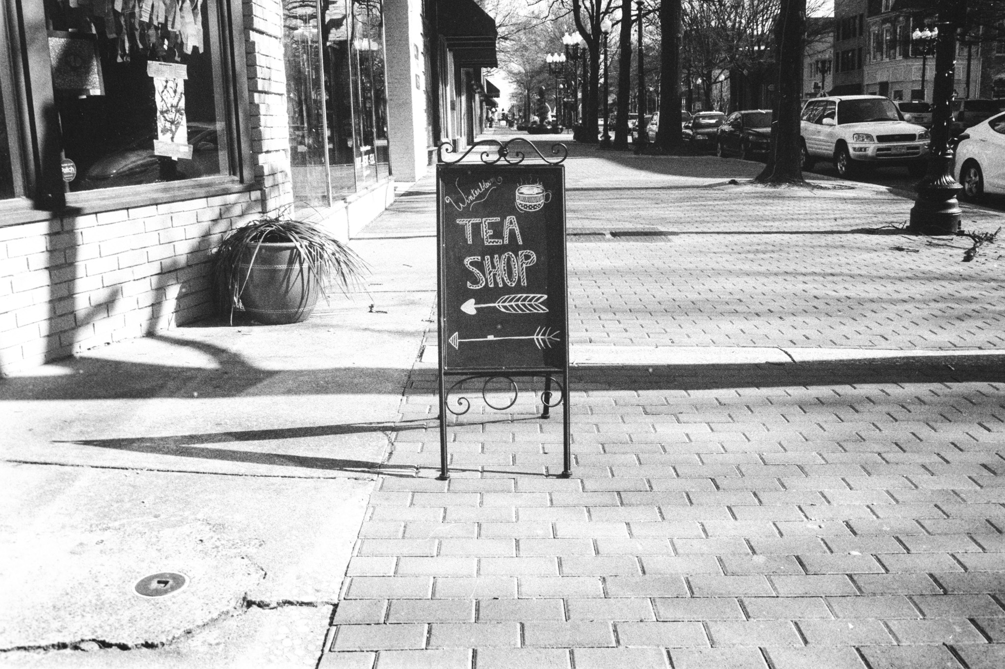 Camera: Minolta CLE Lens: 40mm M Rokkor Film: HP5+ plus rated at 1600