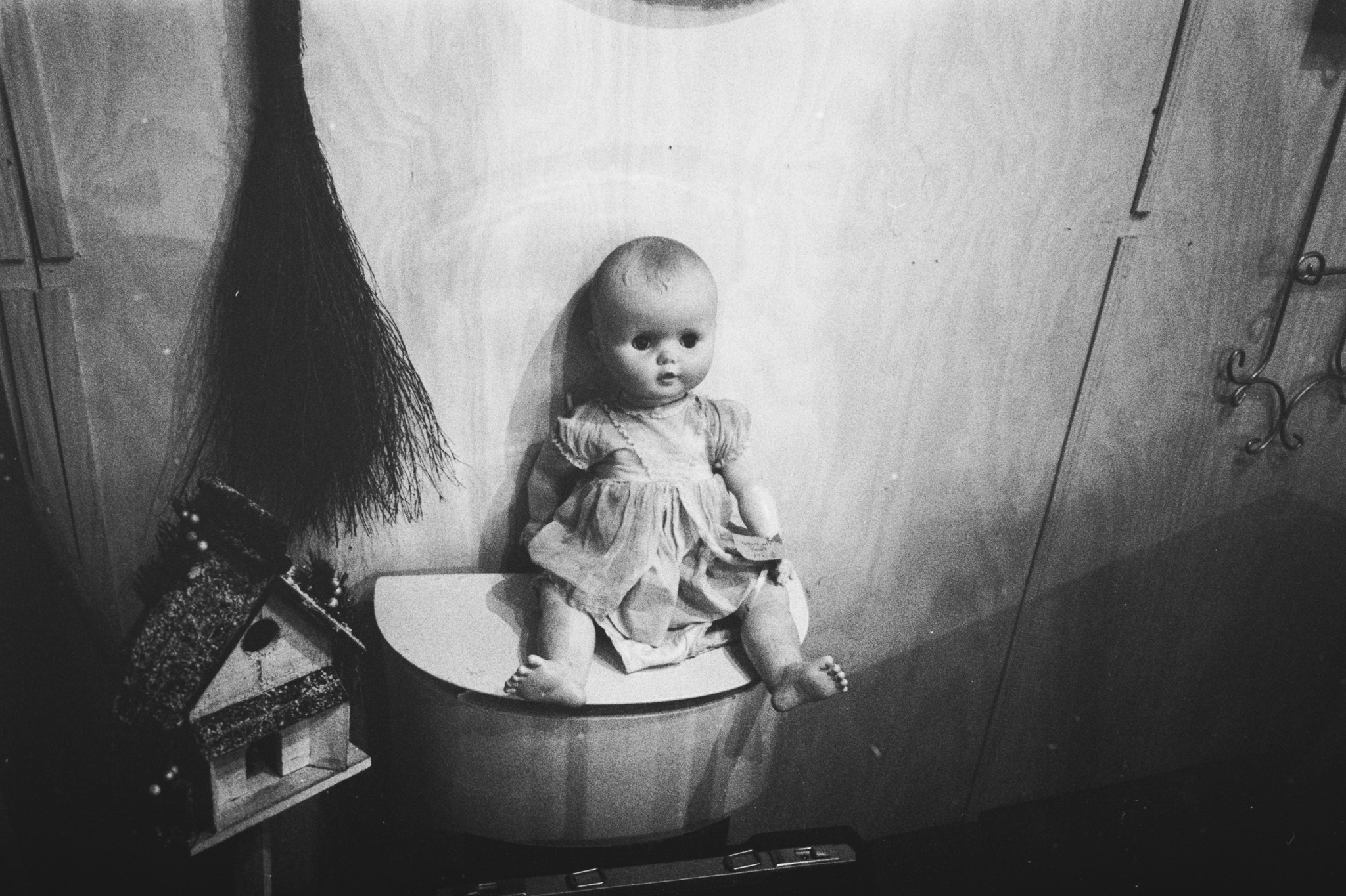 Camera: Minolta CLE Lens: 40mm M Rokkor Film: HP5+ plus rated at 1600