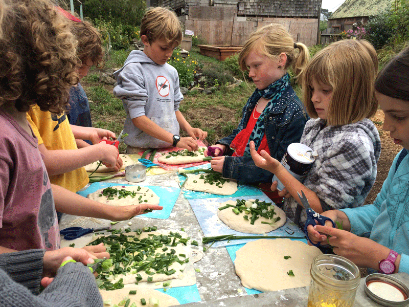 kids-making-pizza.png