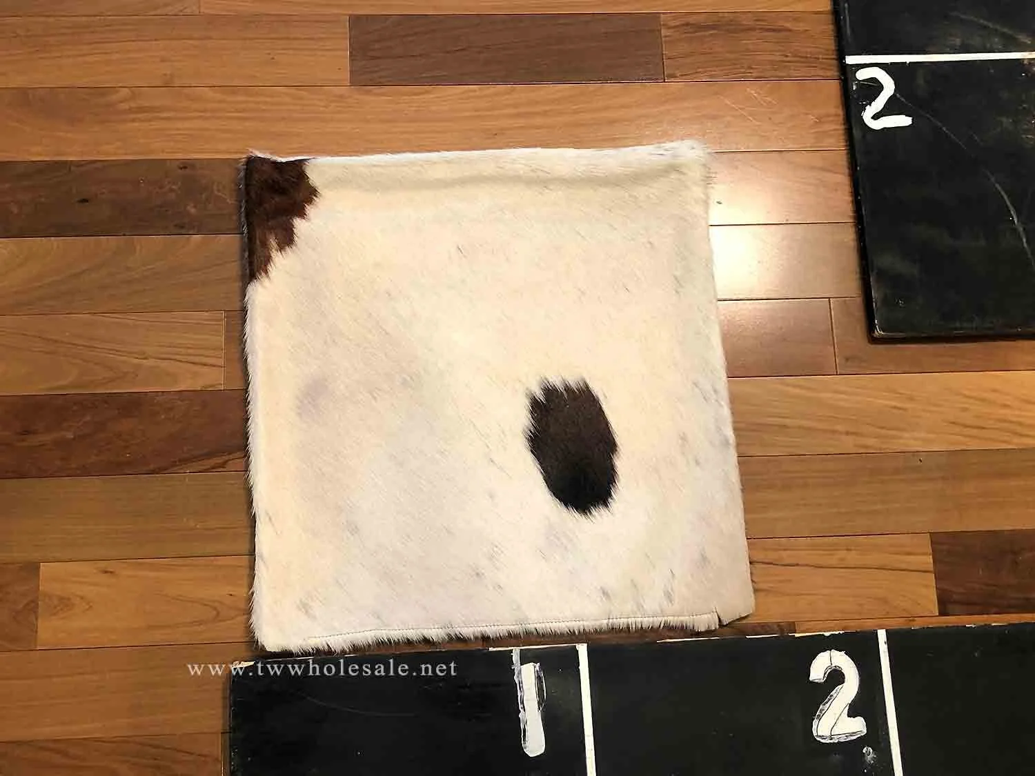 white_brow_blk_pillow_front_pil61.jpg