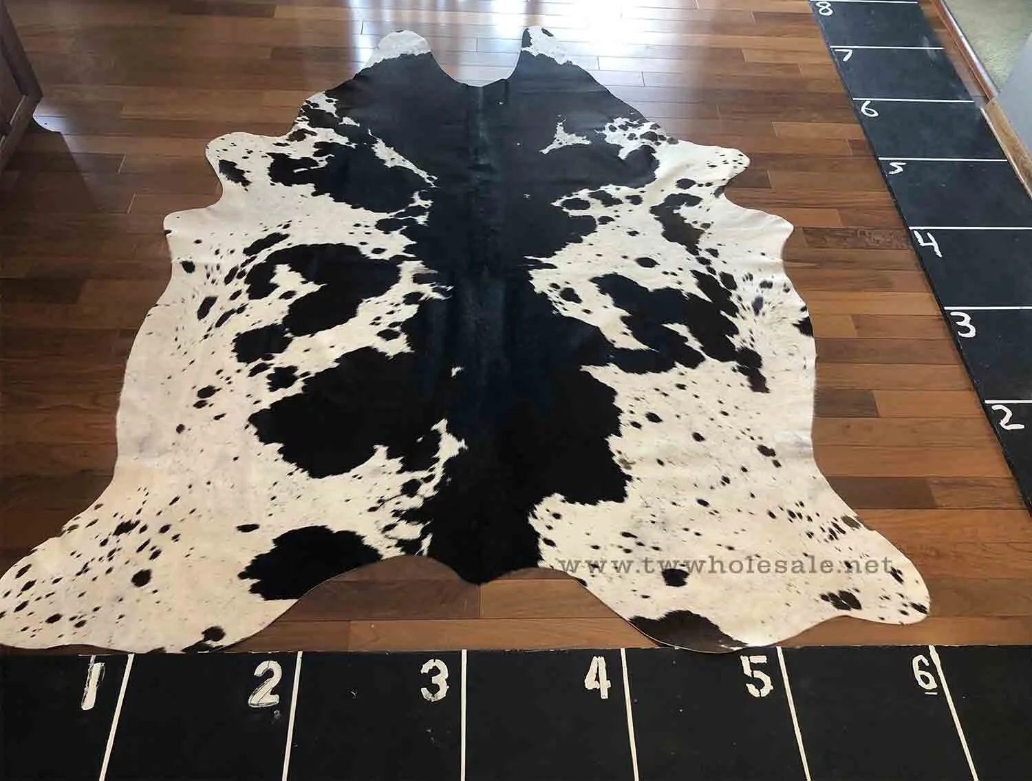 black_white_spotted_cowhide_1534.jpeg