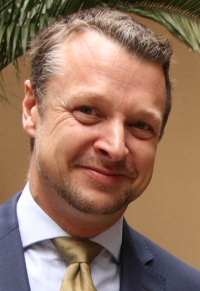 James Fox - Presentador