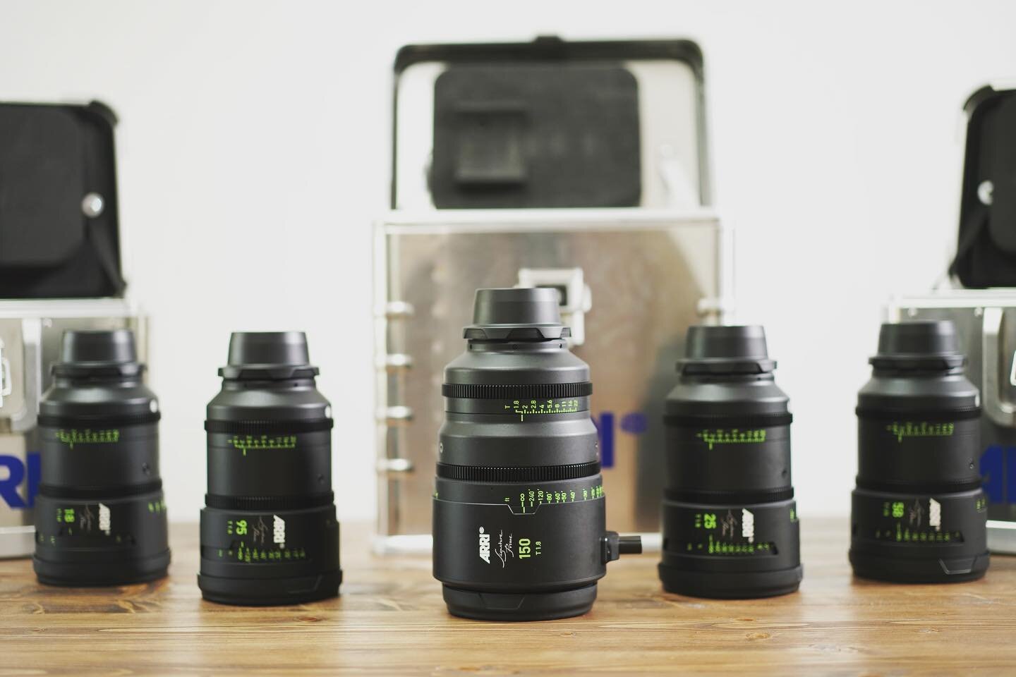 Got all 6 Signature Primes available if you need some lenses!
Not pictured: 40mm
.
.
.
.
#camera #lenses #makeup #beauty #عدسات #fashion #eyes #photography #production #austin #lens #camera #love #artist #Arri #glass #cameradept #ilmtools #arrirental