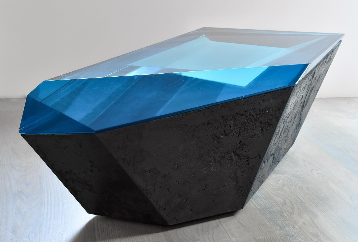 Carbon Void Jade, 2023
Resin; coal; steel
Part of my solo exhibition at @twentieth.gallery until 12 April. Phantastic photography by Twentieth 📸 🙏🏻