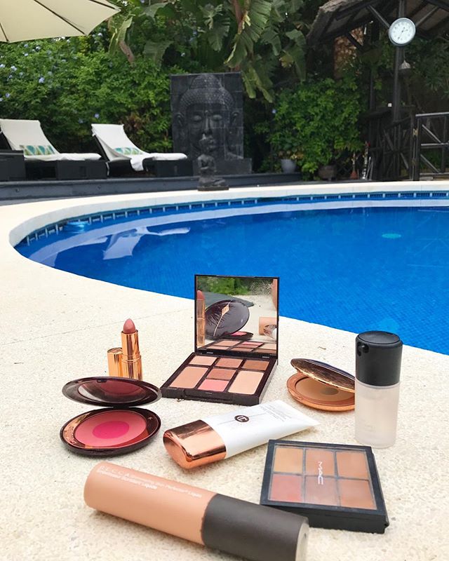 Holiday makeup essentials 💗☀️
.
&bull; @ctilburymakeup Unisex Healthy Glow
&bull; @ctilburymakeup Instant Look In a Palette
&bull; @ctilburymakeup Airbrush Flawless Finish Powder (best powder ever, as you can see 😬)
&bull; @ctilburymakeup Love is t