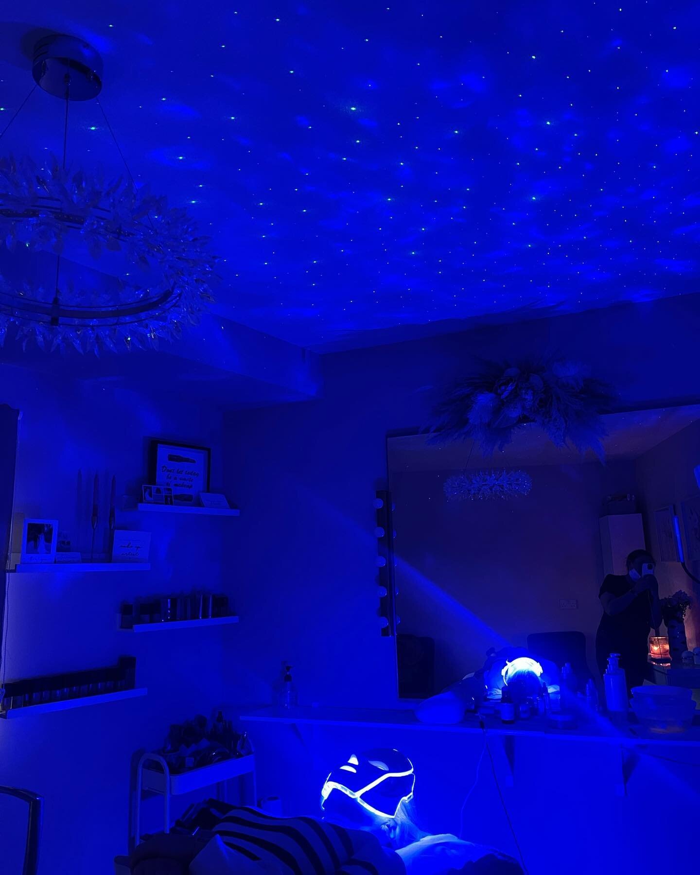 Zen time 😌 

Part of the Glow Package. Relax under the stars ✨ whilst your skin benefits from LED Light Therapy. 

Glow package includes; 

Steam
Double Cleanse 
Dermaplaning 
LED Light Therapy 
Ice Globes 
Aromatherapy Facial Massage 
Jade Rollers 