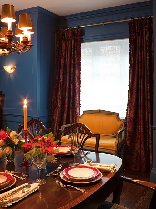 Bold Blue Dinning Room (Casey Design/Planning Group Inc. - Photo by Ted Yarwood)
