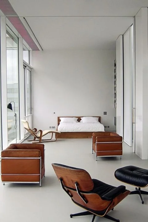 Love this clean space - the amber coloured furniture really warms it up! ( Decora )