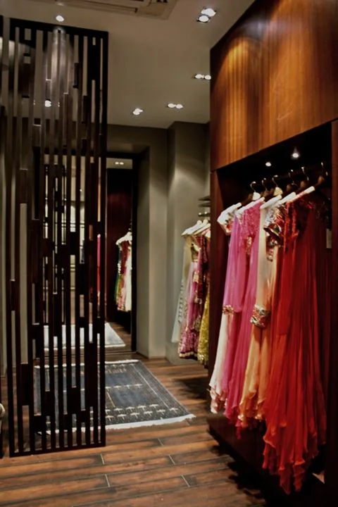 Walk in closet screen nicely divides space and adds richness and texture. ( Studio Annetta )