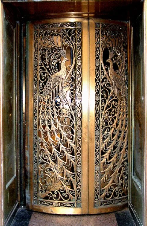 Jaw dropping Art Nouveau door to the former C.D. Peacock jewelry store on State Street at Monroe in Downtown Chicago, Illinois. Divine! ( Flickr )