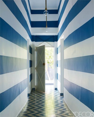  Wow! What a way to transform a hallway! ( Elle Decor ).