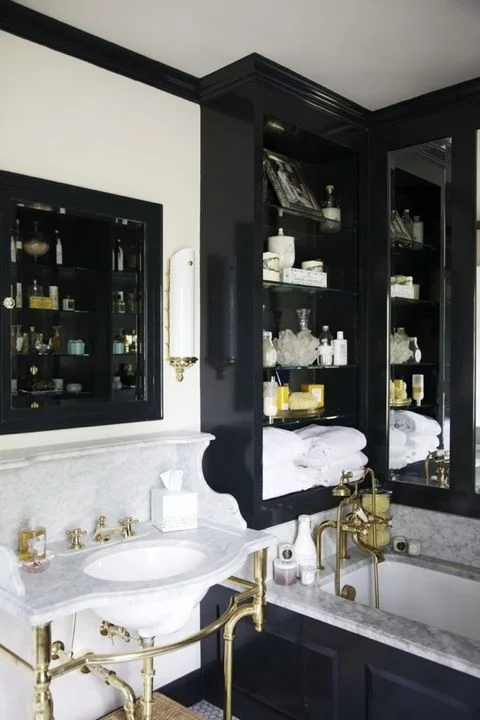 Black accents really create a wonderful, graphic bathroom ( Paloma ).