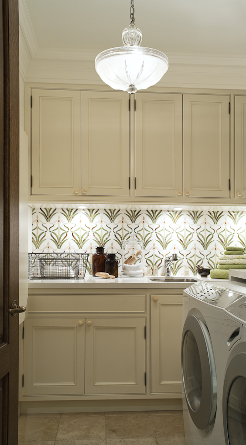 We used a graphic backsplash to add colour and pattern in a laundry room with creme cabinetry and countertops. (Casey Design / Planning Group Inc. - photograph by Ted Yarwood)
