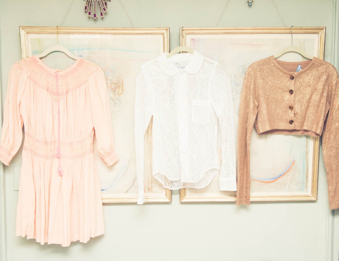 Light peaches and pinks work great with pastels, metallics and white accents. It's such a delicate and calming colour palette, we love to use it! ( Linda Rodin - The Coveteur )