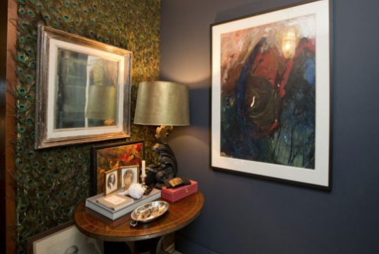 Meanwhile, the peacock-feathered entry, hand-applied by Casey herself, sets the tone for Casey’s uniquely artful and atmospheric Toronto home.