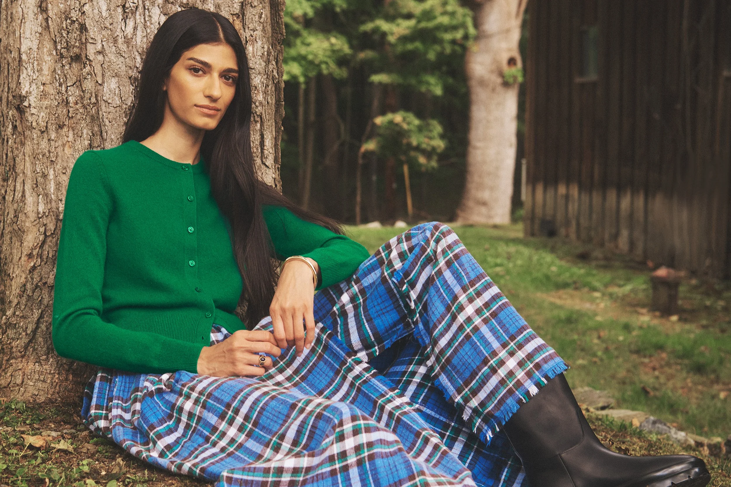 20181_CASHMERE-ESSENTIAL-CREWNECK-CARDIGAN_ELECTRIC-EMERALD_GG_02.jpg