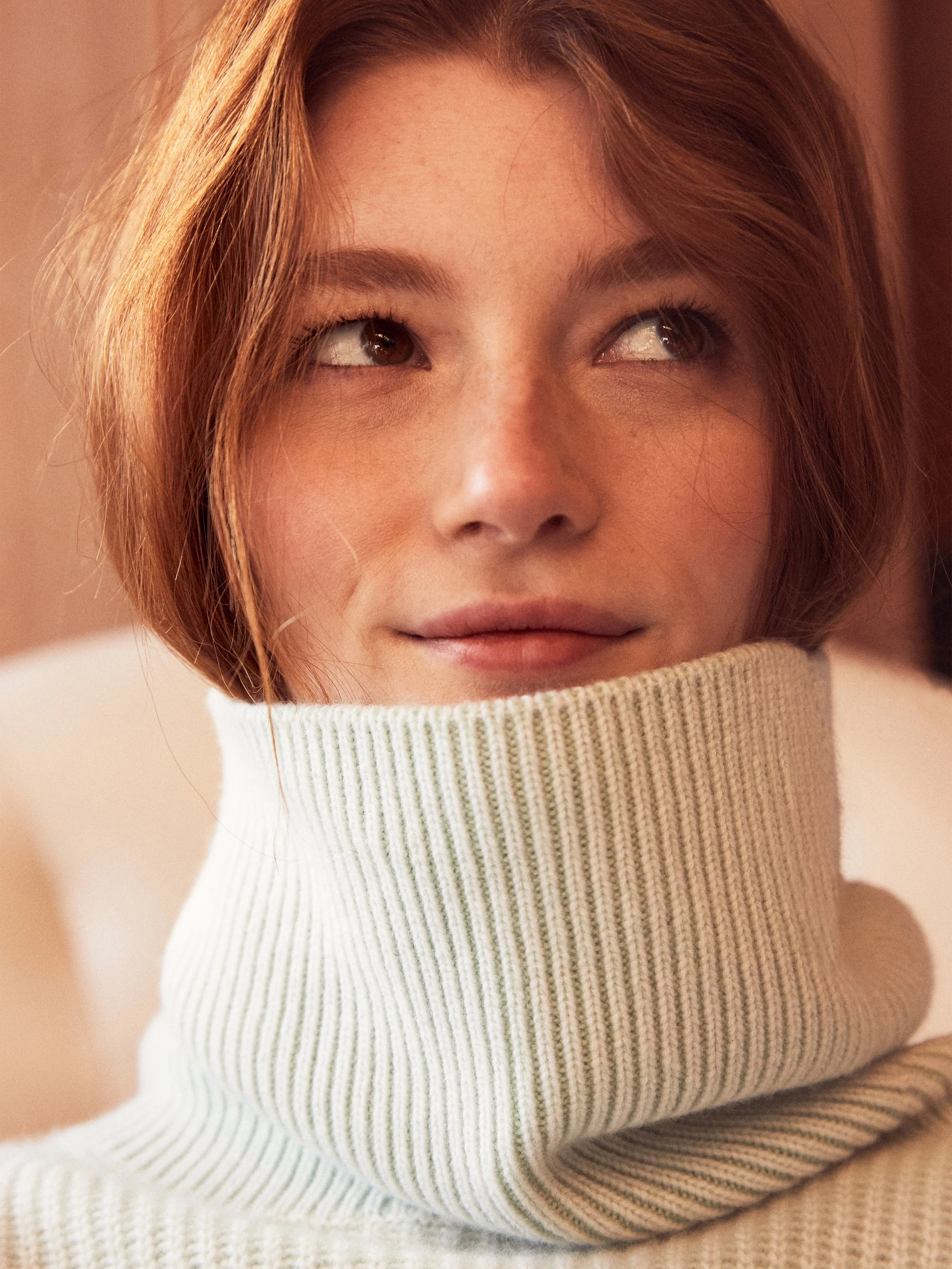 20141_Cashmere_Luxe_Ribbed_Turtleneck_SoftWhite_LightGreen_ZH_4.jpg
