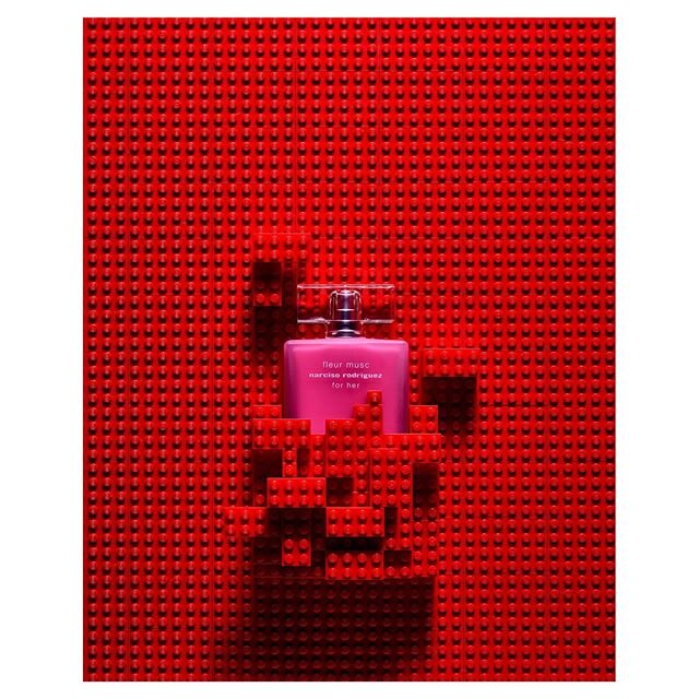 Narciso Rodriguez covered by lego for @ellegermany. Many thanks to the lovely ladies @sarahmariaxx and @lisa_dmml ❤️ #stilllife #stilllifephotography #stilllifephotographymunich #andreasachmann #ellegermany #perfume #beautystill #lego