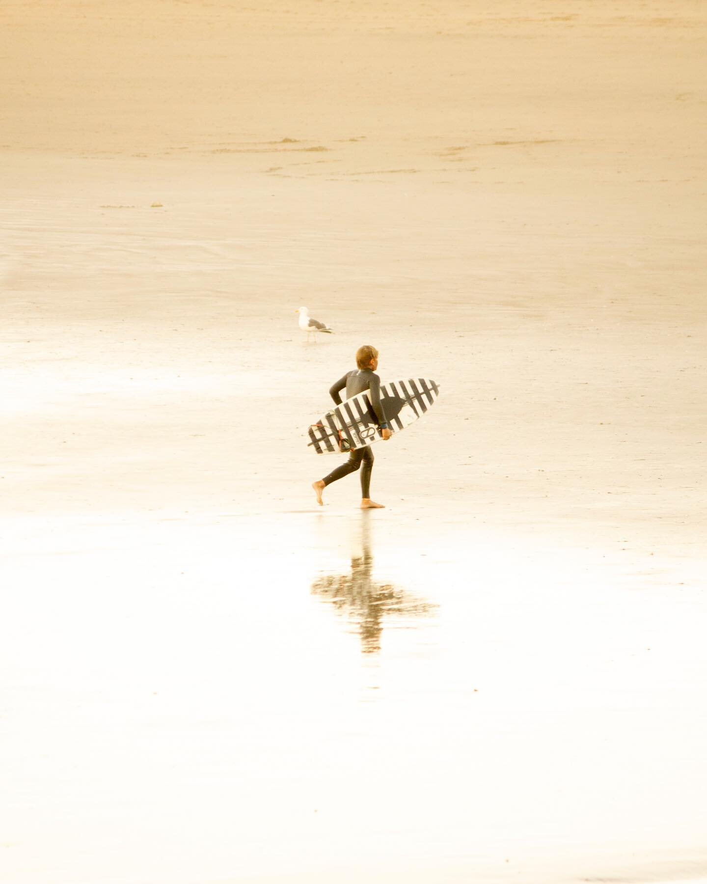 Peaceful sunset moment.
➖
#surf #surfer #visitslo #morrobay #minimalism