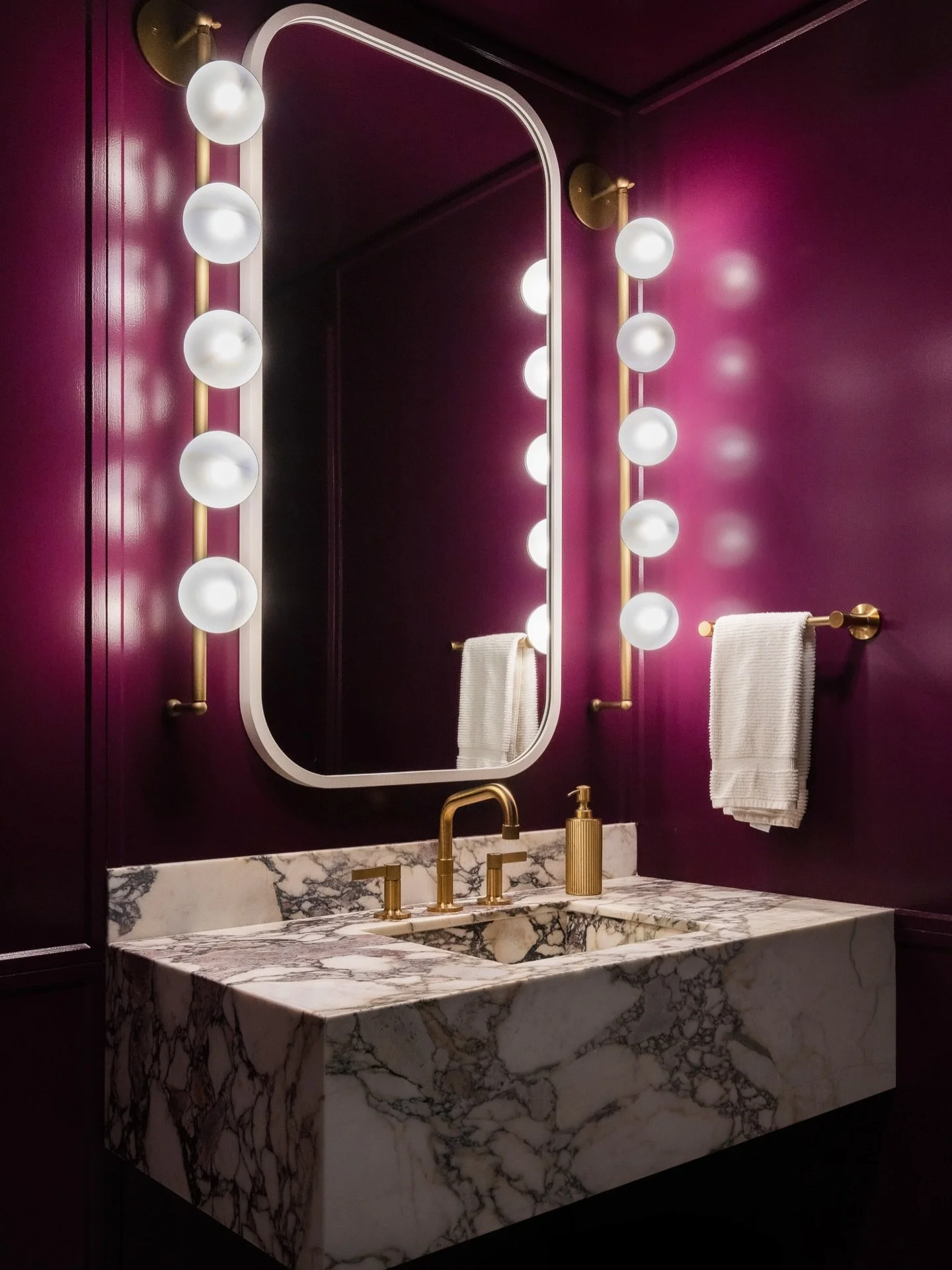 Star powder. 
📷: @volpi_photographer 
.
.
.
.
#steelestreetstudios #powderroom #interiordesign