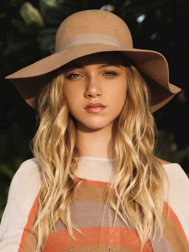 Chloe_hat_front_comp_card_000.jpg