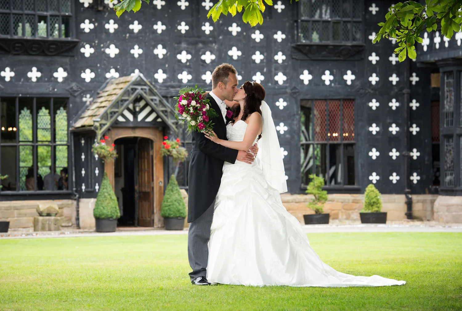 samlesbury-hall-weddings-019.jpg