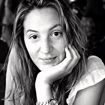 Céline Gaudry Née en France, cinéphile et cinéaste, Céline est diplômée de l’Université Sorbonne Paris IV, d’une licence et d'un master en lettres modernes appliquées à l’audiovisuel et, en parallèle, d’un diplôme de production de l’ESEC à Paris. Enfin, elle obtient son master en bourse d’échange internationale dans le programme de production de films de l’Université California State Northridge, USA. Elle écrit, réalise et produit plusieurs courts-métrages et documentaires sélectionnés en Festivals. Ainsi, elle travaille pour des sociétés de production de fiction à Paris, New York et Los Angeles comme assistante réalisatrice et photographe. Fin 2013, elle créée GREAT PICTURES PRODUCTIONS avec sa collaboratrice Marie Prezioso. NOS PHOTOGRAPHES Adnan Farzat photographe reporter http://adnanfarzat.com/ Céline Gaudry productrice scénariste réalisatrice photographe assistante réalisatrice http://www.celinegaudry.com/ NOS VIDEASTES Lucas Bravo comédien model vidéaste réalisateur monteur https://vimeo.com/greatpicturesprod