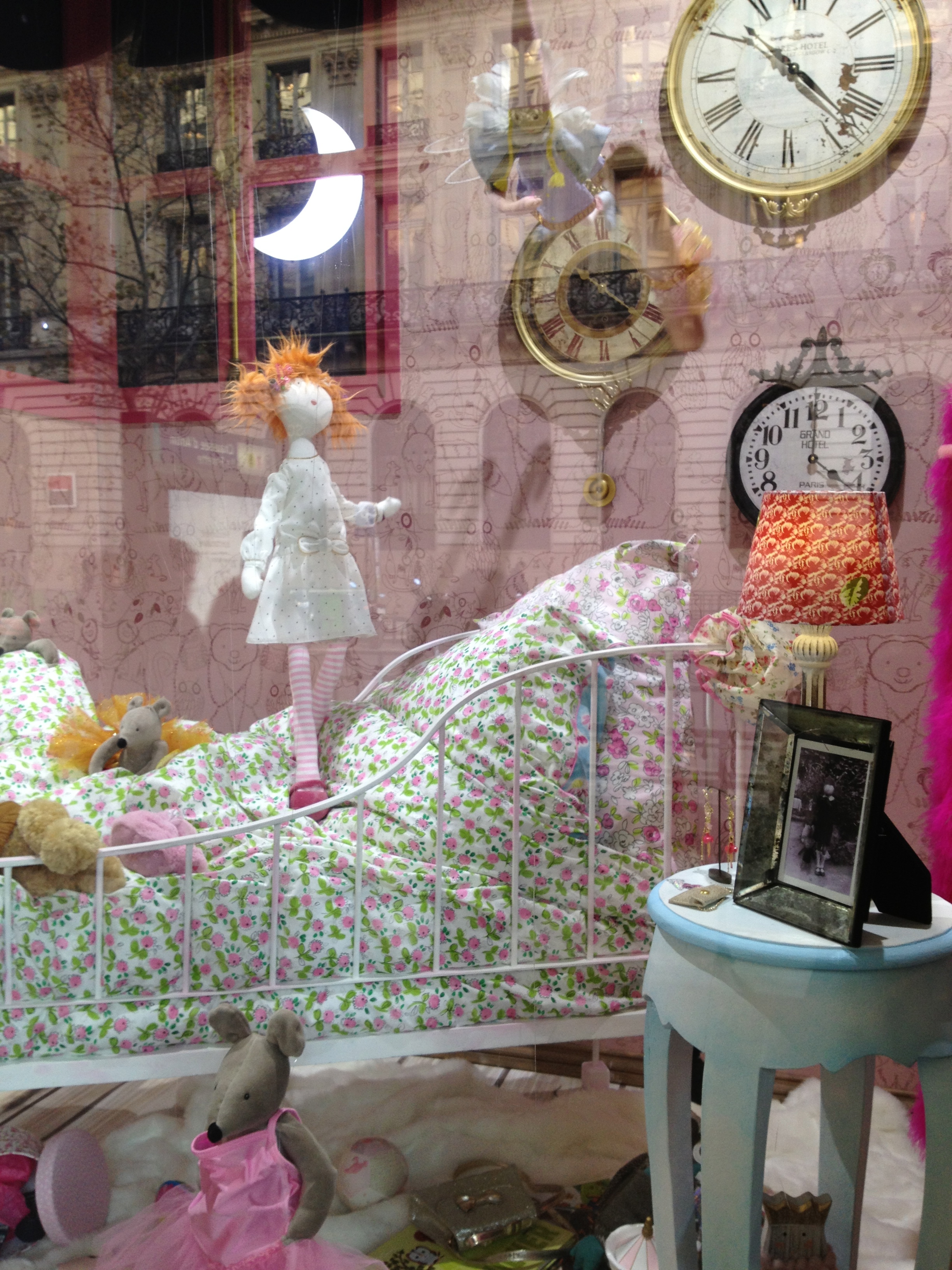  The window displays at Galeries Lafayette were just amazing. Each doll/soft toy was mechanically moving their limbs!&nbsp; 