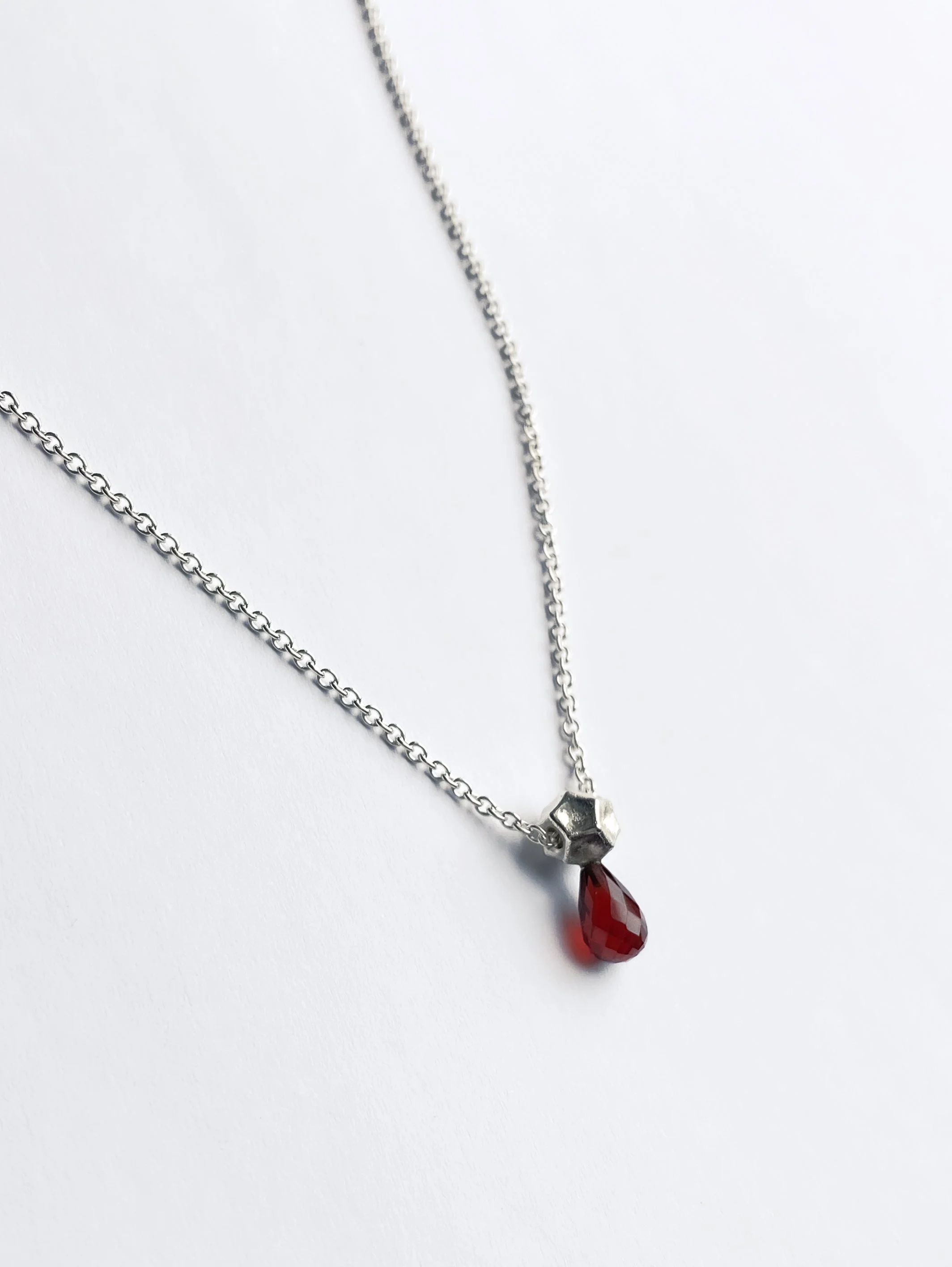 Linette-Biesz-kette-silber-sternzeichen-widder-granat-rot-glück_2 Kopie.jpg
