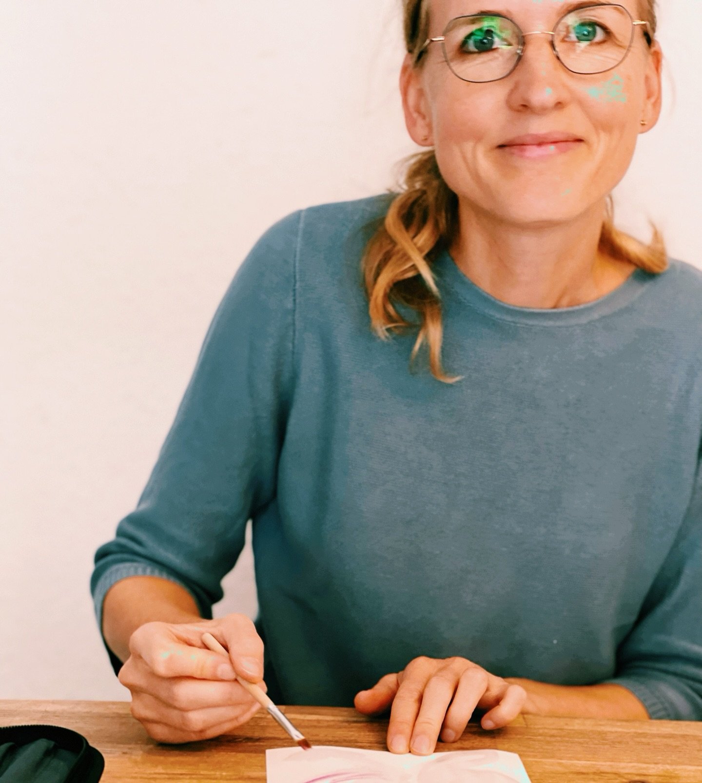Hi, ich bin Linette. Seit 20 Jahren Goldschmiedin und seit 10 Jahren Schmuckdesignerin.  All meine Schmuckst&uuml;cke kreiere ich in meiner kleinen Werkstatt, bei mir zu Hause, wo das Leben pulsiert.  Es ist ein ganz besonderer Ort f&uuml;r mich - ei